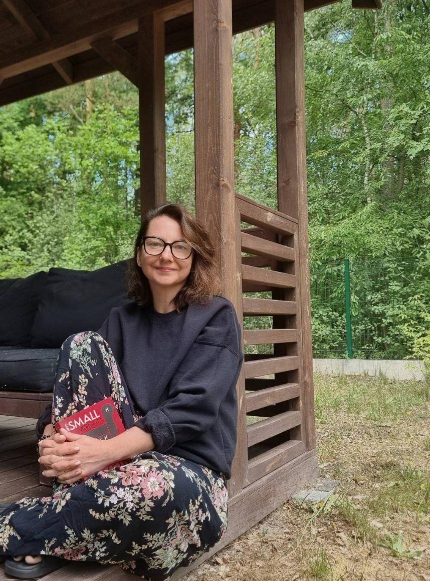 Kamila Mik — z książką w leśnej altanie